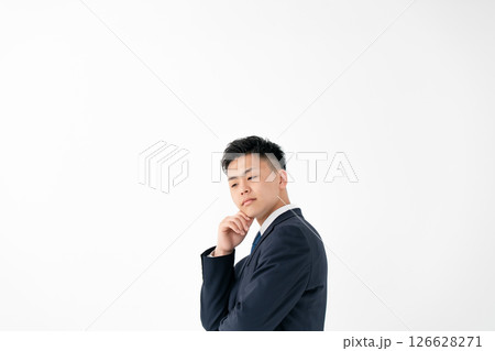 若い男性 ビジネス 考える 若い男性 ビジネス 考える 126628271