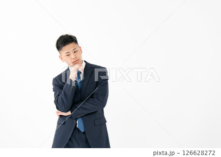 若い男性　ビジネス　悩む 126628272