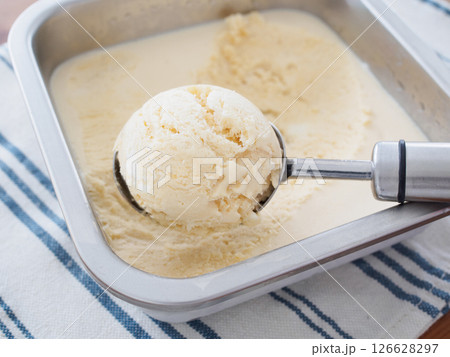 スクープですくった手作りアイスクリーム スクープですくった手作りアイスクリーム 126628297