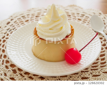 クリームとサクランボを添えた手作りプリン 126628302