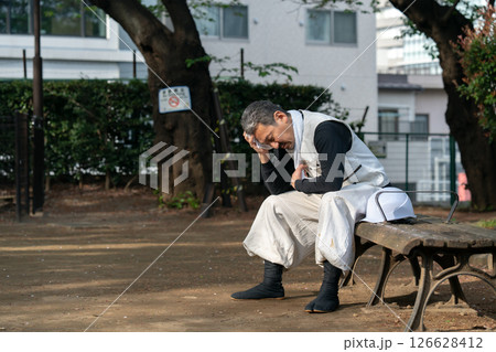 職人　ニッカポッカ　疲れ　座る 126628412