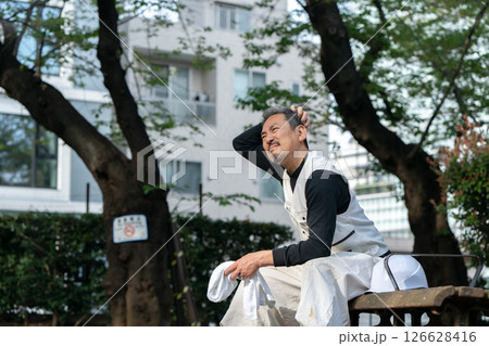 職人　ニッカポッカ　疲れ　座る 126628416