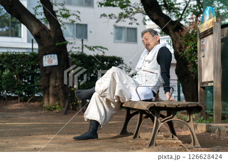 職人　ニッカポッカ　疲れ　座る 126628424