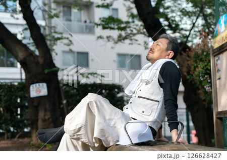 職人 ニッカポッカ 疲れ 座る 職人 ニッカポッカ 疲れ 座る 126628427