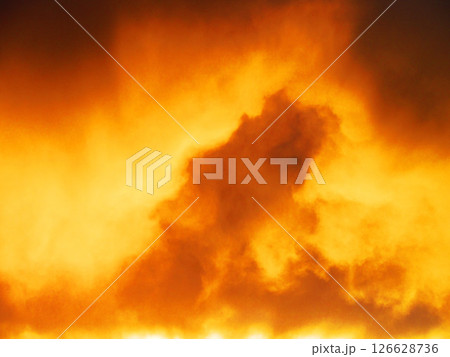 ドラマチックな夕焼け空の風景 126628736