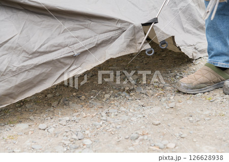 【中津川河川敷でオートキャンプ　テントスカート部分のペグを抜き撤収準備】 126628938