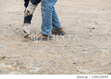 【中津川河川敷でオートキャンプ ガイロープのペグを抜き撤収】 【中津川河川敷でオートキャンプ ガイロープのペグを抜き撤収】 126628944