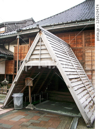 石川県金沢市の妙立寺(忍者寺)の雪割り 石川県金沢市の妙立寺(忍者寺)の雪割り 126629474