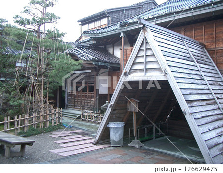 石川県金沢市の妙立寺(忍者寺)の雪割り 126629475