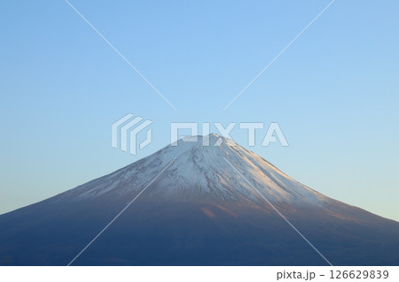 悠然とそびえる富士の姿 126629839