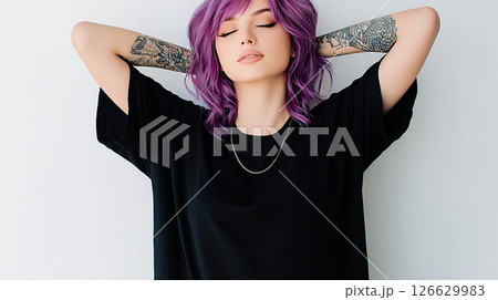 パープルヘアとタトゥーが魅力的なリラックスした女性 126629983