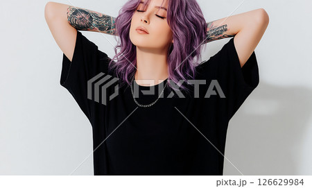 パープルヘアとタトゥーが魅力的なリラックスした女性 126629984