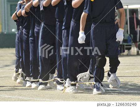 体育祭でムカデ競走する人々 126630240