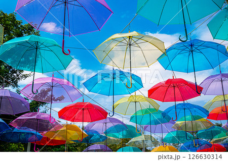 夏空を彩るアンブレラスカイ　ー　空に舞うカラフルな傘 126630314