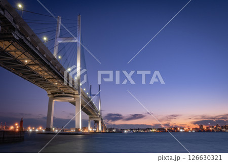 マジックアワーに染まる横浜ベイブリッジの夕景 マジックアワーに染まる横浜ベイブリッジの夕景 126630321