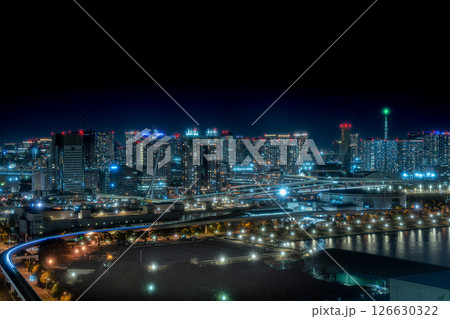 ゆりかもめが走る東京ベイエリアの夜景 126630322