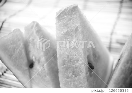 カットした真っ赤な西瓜モノクロ版 126630553