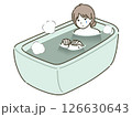 お風呂に入りながら泣く若い女性 126630643