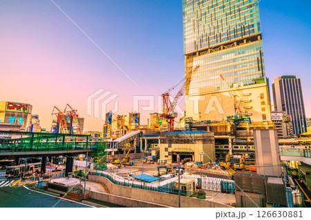 日本の東京都市景観 航空機通過…さよなら渋谷駅西口。解体進むビルや出入口新通路などを望む 126630881
