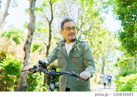 電動自転車とミドルエイジの男性のポートレート 電動自転車とミドルエイジの男性のポートレート 126630885