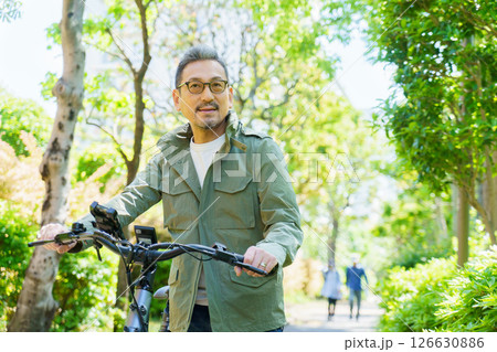 電動自転車とミドルエイジの男性のポートレート 電動自転車とミドルエイジの男性のポートレート 126630886