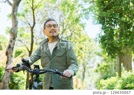 電動自転車とミドルエイジの男性のポートレート 126630887