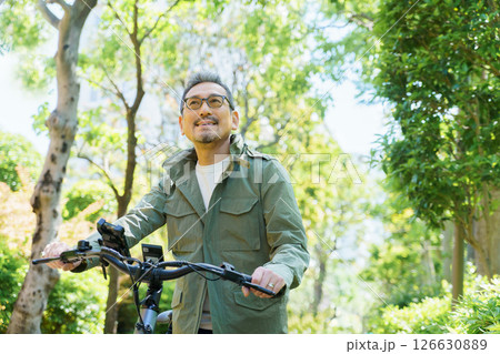 電動自転車とミドルエイジの男性のポートレート 電動自転車とミドルエイジの男性のポートレート 126630889