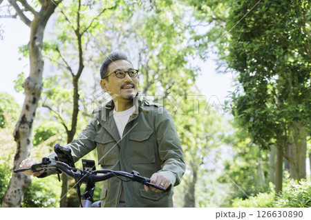 電動自転車とミドルエイジの男性のポートレート 電動自転車とミドルエイジの男性のポートレート 126630890
