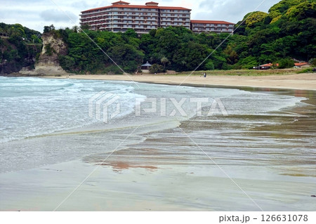 春の渚の淡い色模様 126631078