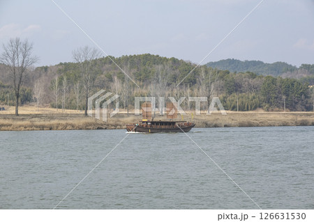 白馬江を周遊する木造の遊覧船 126631530