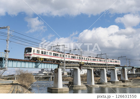 美嚢川の鉄橋を渡る神戸電鉄の電車 美嚢川の鉄橋を渡る神戸電鉄の電車 126631550