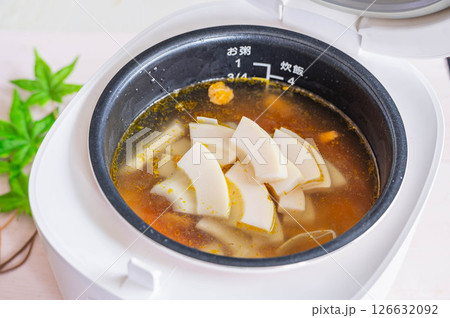 たけのこご飯の素で炊く　灰汁抜きしたタケノコを追加 126632092
