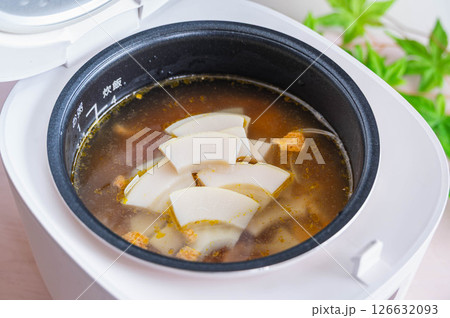 たけのこご飯の素で炊く　灰汁抜きしたタケノコを追加 126632093