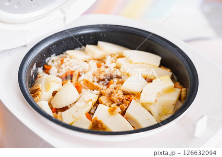 炊きあがったタケノコご飯 126632094