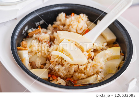 炊きあがったタケノコご飯 126632095