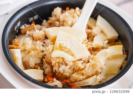 炊きあがったタケノコご飯 126632096