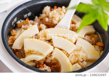 炊きあがったタケノコご飯 126632097