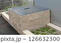 金属の蓋をした駐車場内にある古井戸 126632300