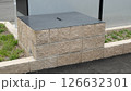 金属の蓋をした駐車場内にある古井戸 126632301
