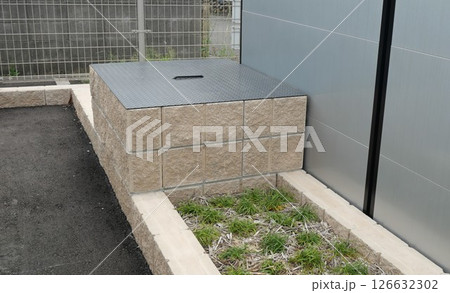 金属の蓋をした駐車場内にある古井戸 126632302