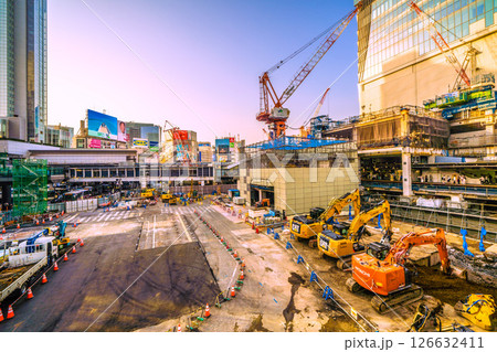 日本の東京都市景観 さよなら渋谷駅西口。解体進むビルや出入口新通路などを望む 126632411
