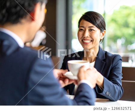 喫茶店でお見合いをする若い男女 126632571