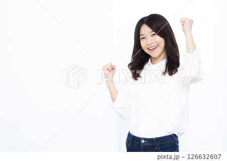ガッツポーズをしている女性 ガッツポーズをしている女性 126632607