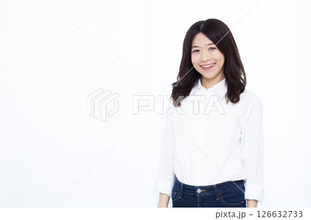 笑顔の女性 126632733