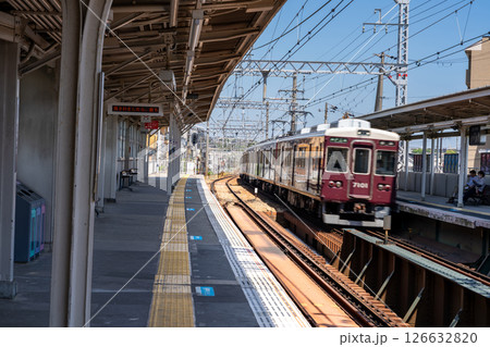 阪急神戸線芦屋川駅の上り線ホームから見た下りホームに入線する普通列車2 兵庫県芦屋市 阪急神戸線芦屋川駅の上り線ホームから見た下りホームに入線する普通列車2 兵庫県芦屋市 126632820