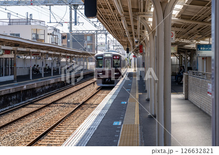阪急神戸線芦屋川駅の上り線ホームから見た下りホームに入線する普通列車 兵庫県芦屋市 阪急神戸線芦屋川駅の上り線ホームから見た下りホームに入線する普通列車 兵庫県芦屋市 126632821