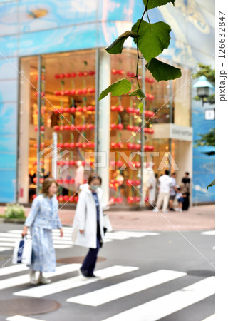 銀座並木通りのお洒落なショップ前の横断歩道を渡る人達 銀座並木通りのお洒落なショップ前の横断歩道を渡る人達 126632847