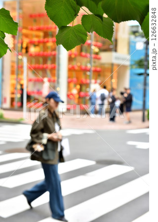 銀座並木通りのお洒落なショップ前の横断歩道を渡る人達 銀座並木通りのお洒落なショップ前の横断歩道を渡る人達 126632848