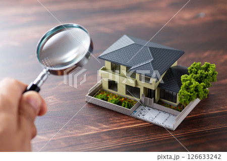 住宅模型と虫眼鏡 126633242
