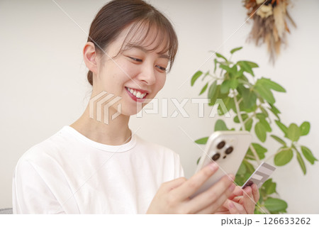 スマホで決済手続き中の若い女性 126633262